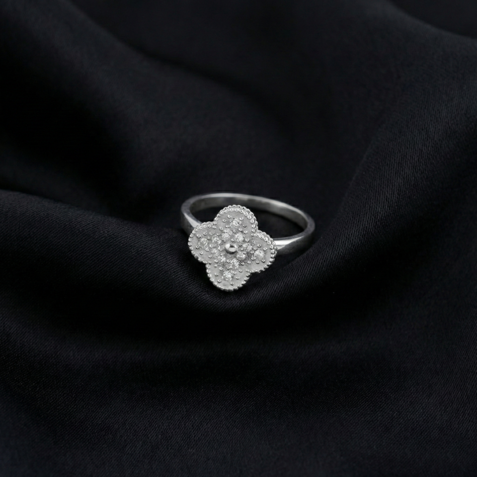 Van Cleef & Arpels, Vintage Alhambra Ring