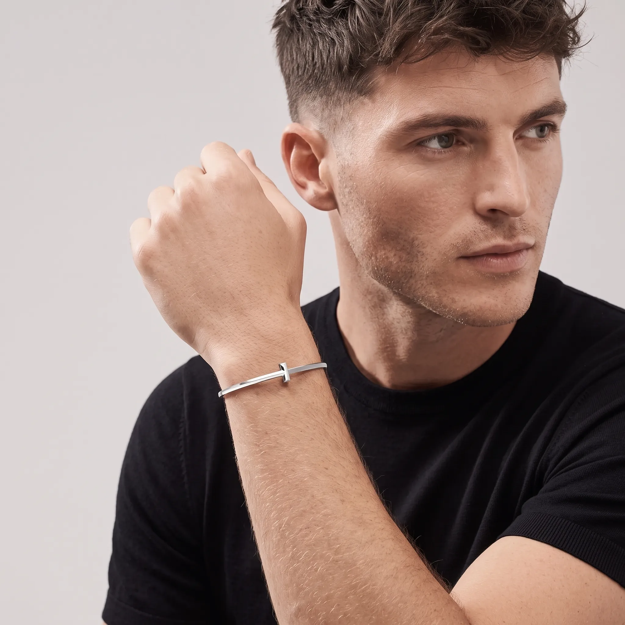 Bracelet_with_model_face_2K_202607151510_result-1.webp