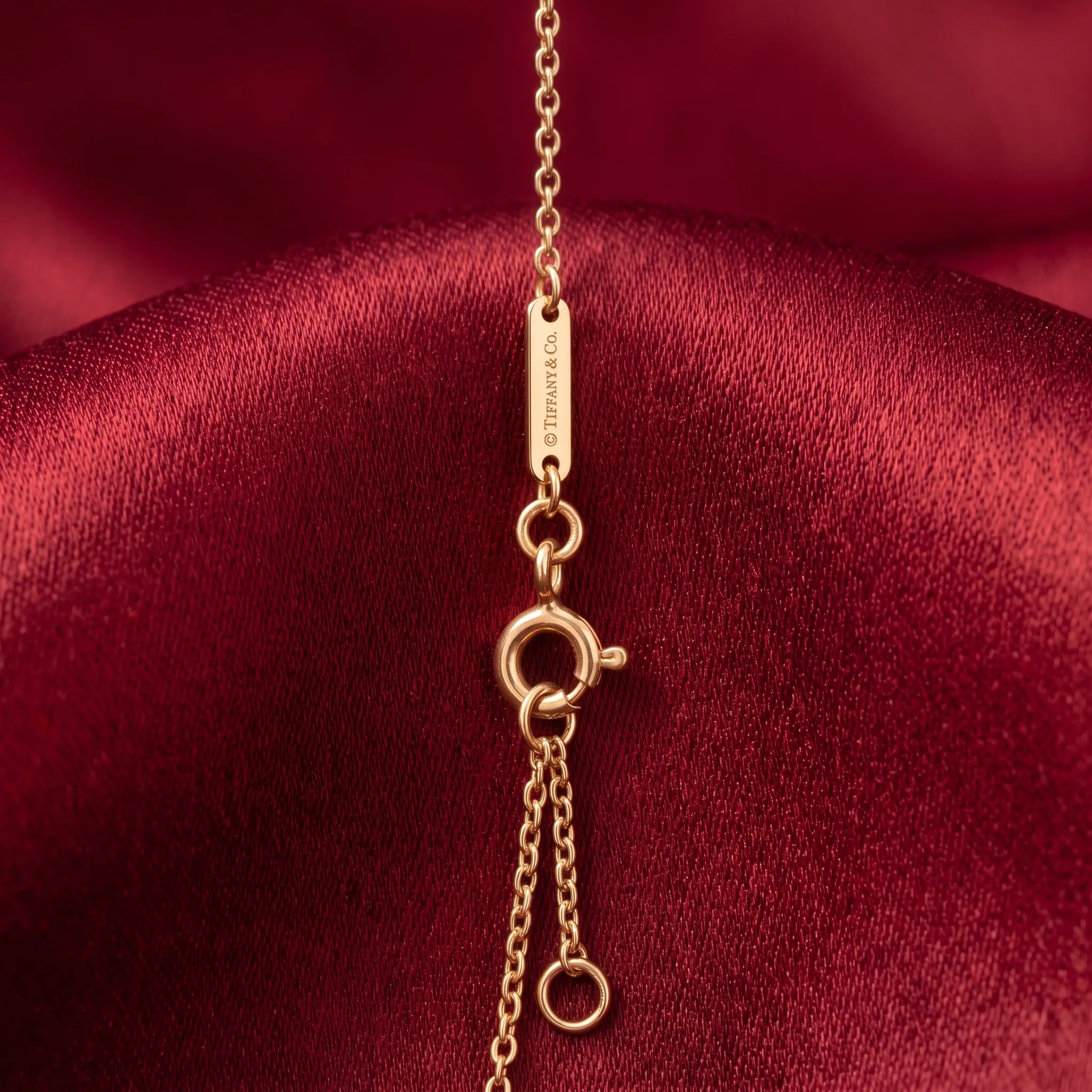 Change_bracelet_material_to_18K_202607041510_result