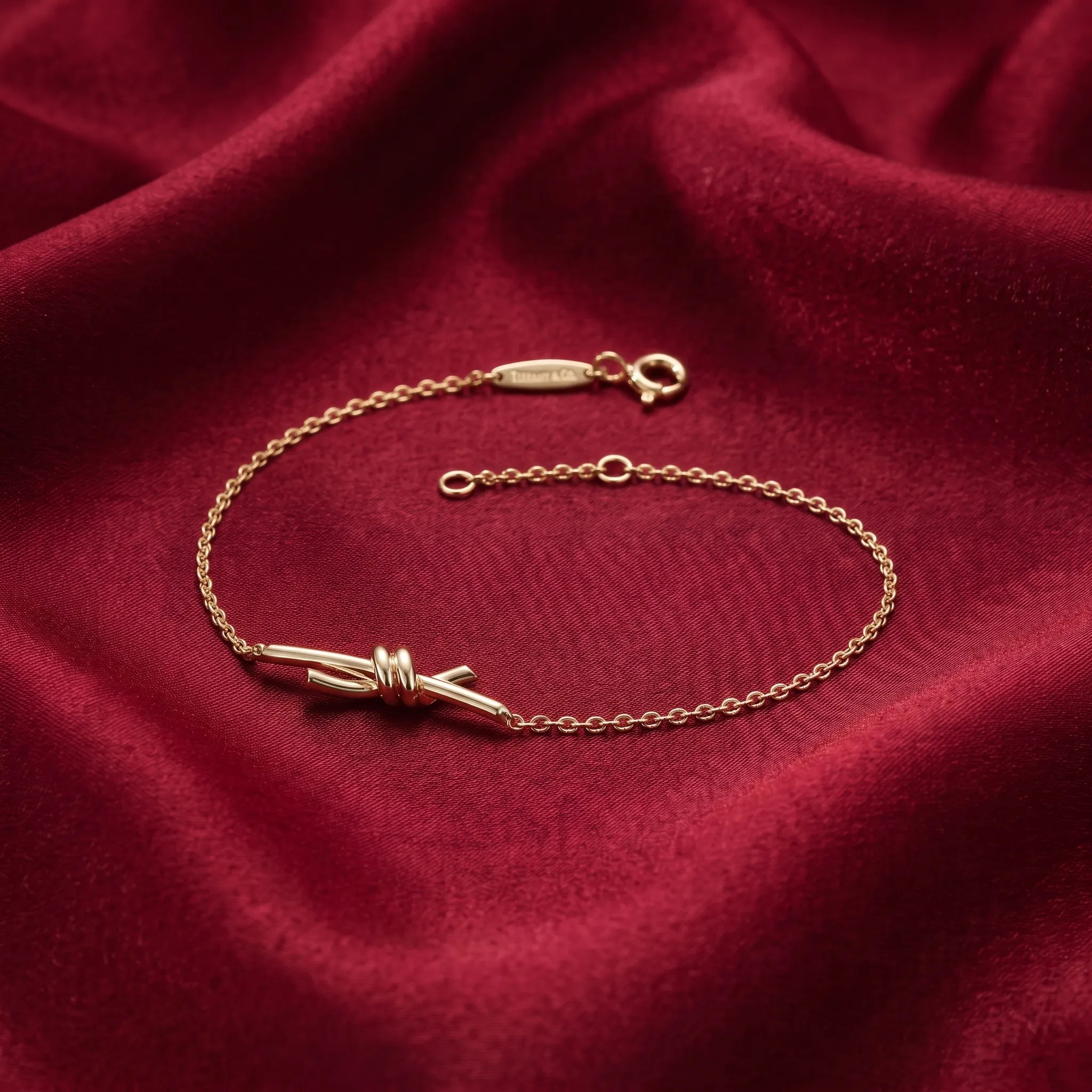 Change_bracelet_material_to_18K_202607041551_result