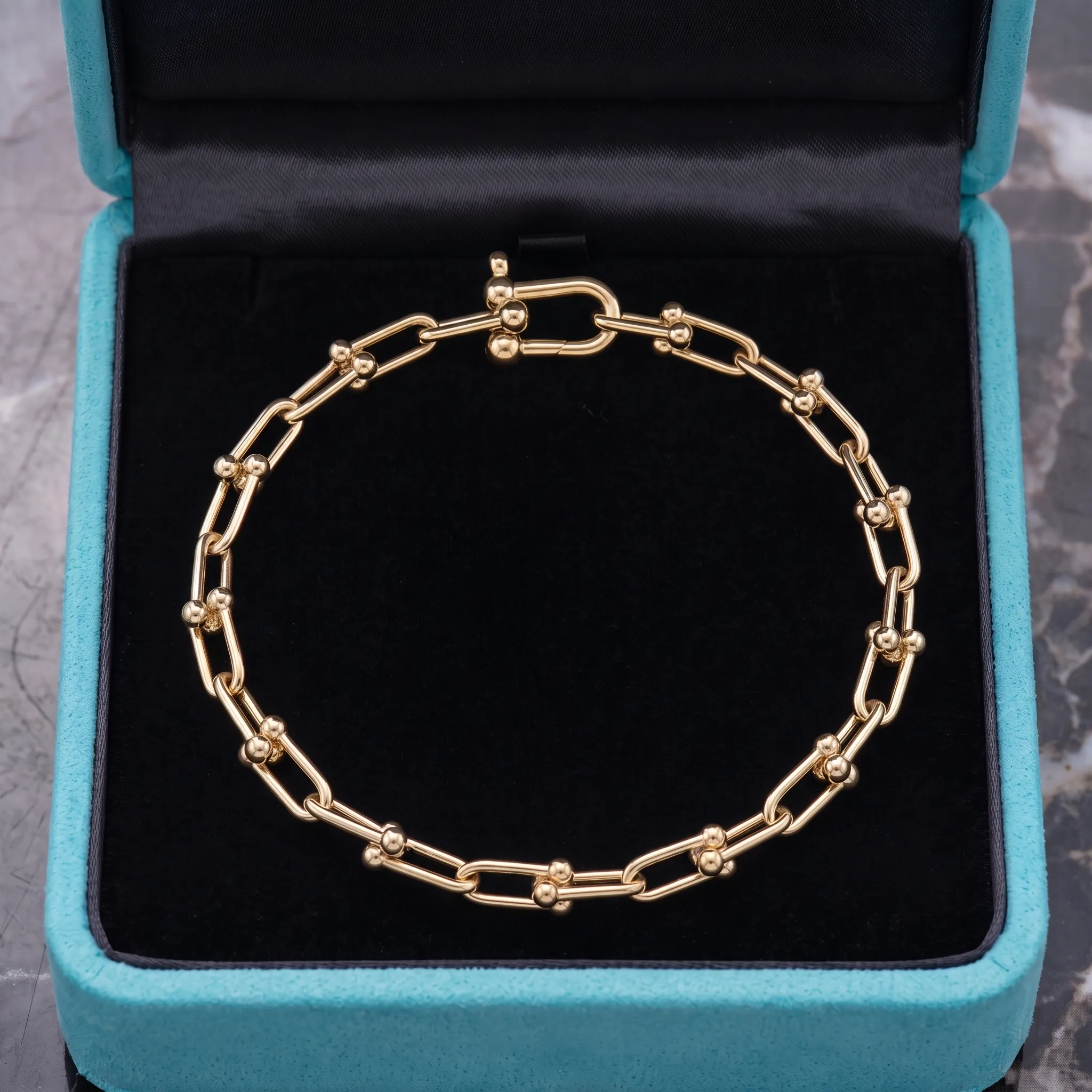 Change_bracelet_material_to_18k_202607041435_result