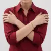 Change_bracelet_material_to_gold_202607041425_result-1.webp