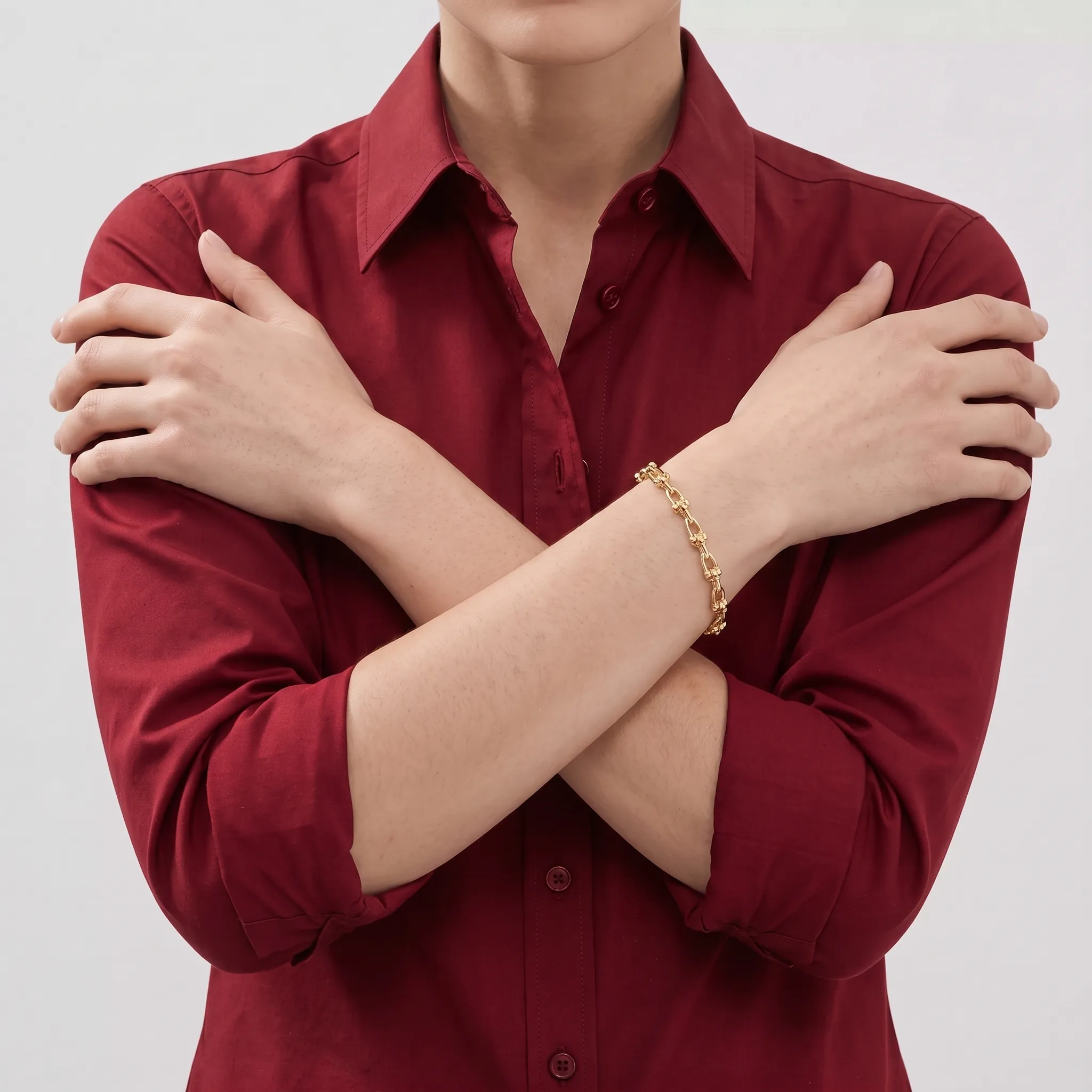 Change_bracelet_material_to_gold_202607041425_result
