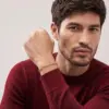 Change_bracelet_material_to_gold_202607041427_result-1.webp
