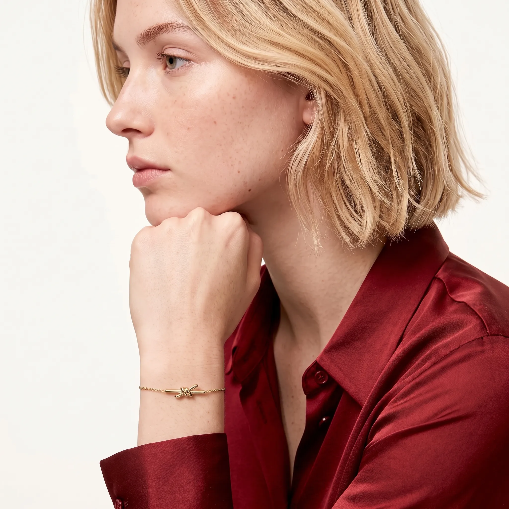 Change_bracelet_material_to_gold_202607041559_result