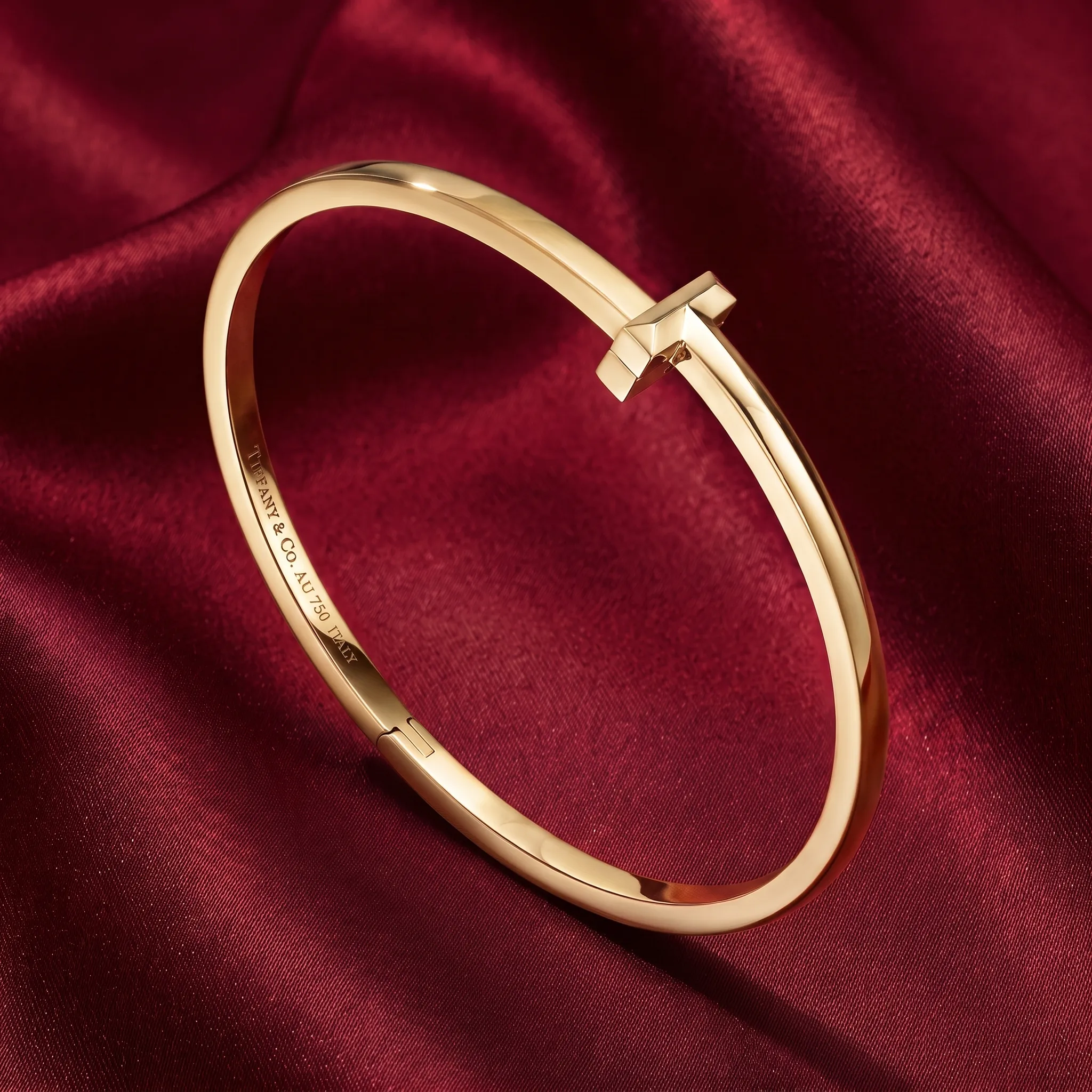 Change_bracelet_to_gold_red_202607151457_result-1.webp