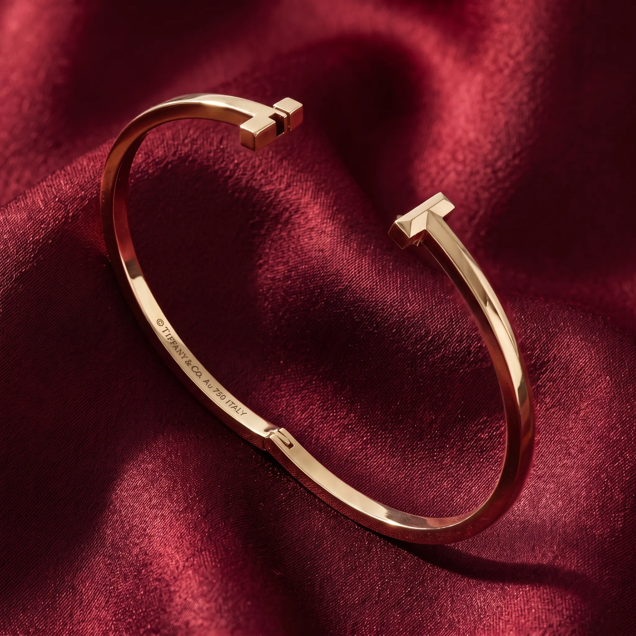 Change_bracelet_to_gold_red_202607151505_result-1.webp
