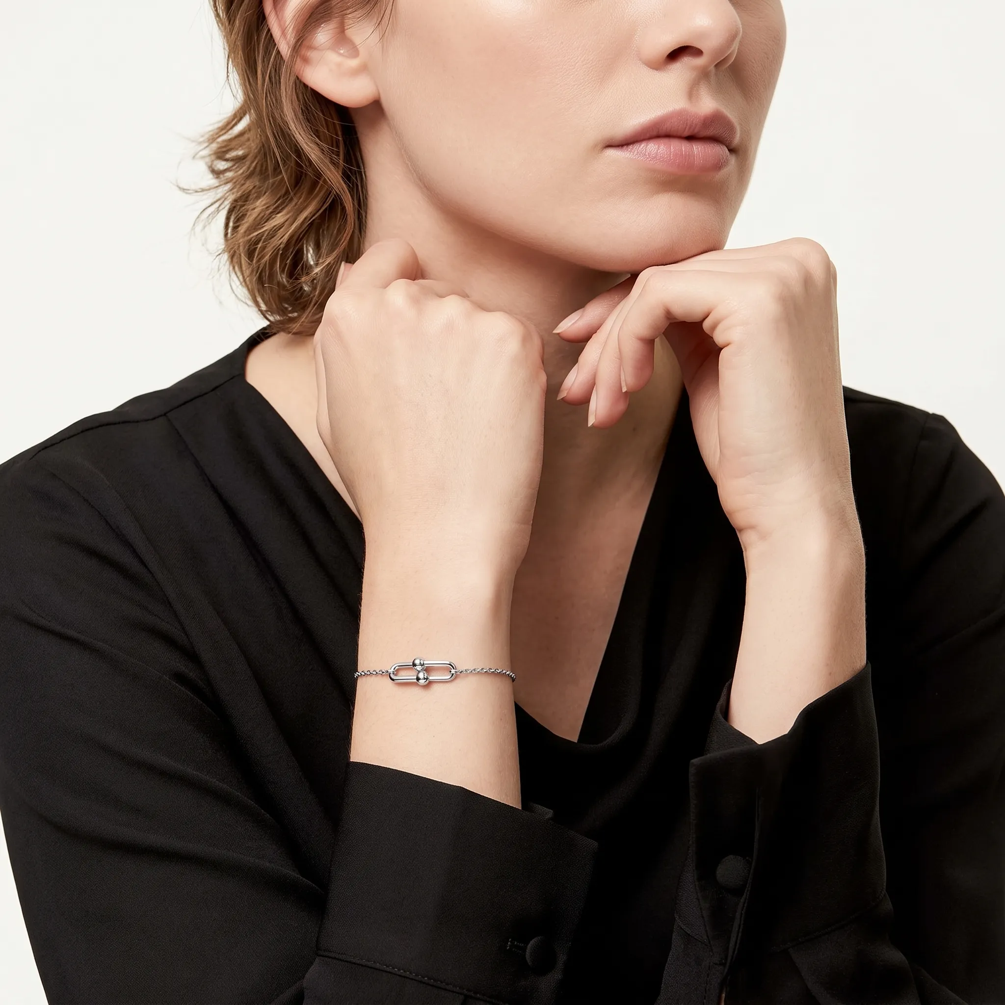 Model_wearing_bracelet_white_gold_202607041519_result